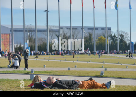 Sochi, Russia - 12 Febbraio 2014: Persone in appoggio nel parco olimpico durante le Olimpiadi Invernali. La Russia ha ospitato la seconda Olimpiadi nella storia Foto Stock