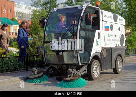 Mosca, Russia - 17 Maggio 2014: Street Sweeper nel giardino di Alexander. Circa 6.000 vuoto street pulitori a lavorare nella parte centrale di Mosca Foto Stock