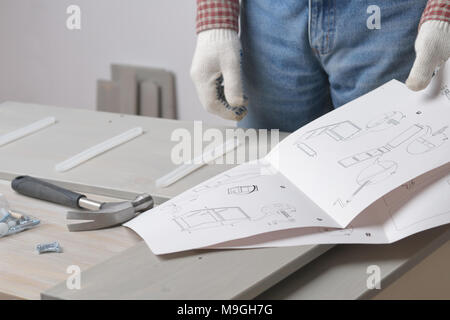 Uomo che monta la cassa di legno di IKEA Foto Stock