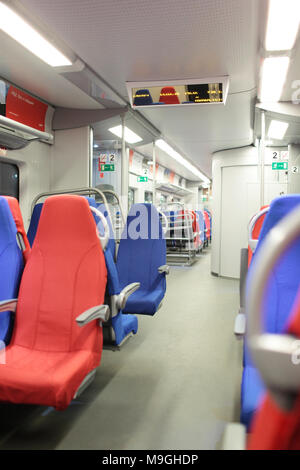 Sochi, Russia - 13 febbraio 2014: Interno del treno ad alta velocità Lastochka durante le Olimpiadi invernali. Foto Stock