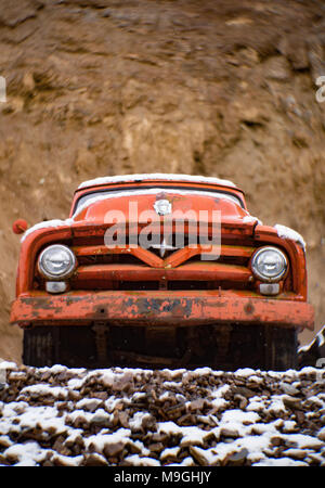 La parte anteriore di un vecchio, rosso 1955 Ford F-500 farm carrello, in una cava di pietra, a est di Clark Fork Idaho. Foto Stock