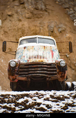 Un 1948 Chevrolet carrello mansarda, in una vecchia cava, a est di Clark Fork Idaho. Foto Stock