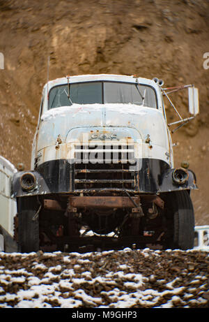 Un bianco 'Cannonball' 1956 GMC 630 carrello mansarda, in una vecchia cava, a est di Clark Fork Idaho. Foto Stock