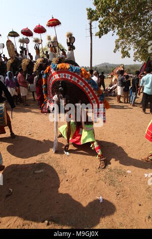 Puthan e thira,un ritualismo forma d'arte del Kerala,durante un festival tempio.it rappresenta il signore Shiva e kali Foto Stock