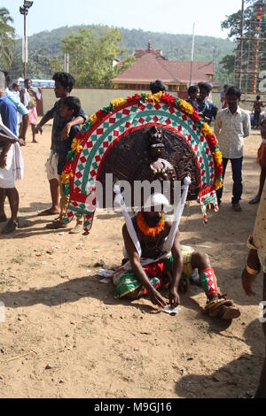 Puthan e thira,un ritualismo forma d'arte del Kerala,durante un festival tempio.it rappresenta il signore Shiva e kali Foto Stock