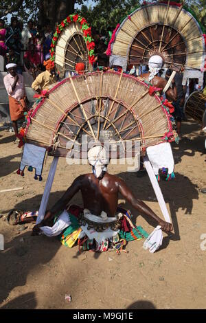 Puthan e thira,un ritualismo forma d'arte del Kerala,durante un festival tempio.it rappresenta il signore Shiva e kali Foto Stock