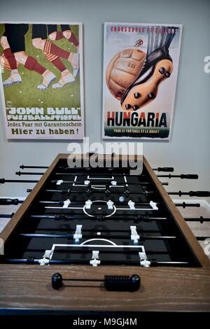 Foosball tabella all'interno di casa moderna Foto Stock