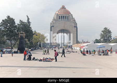 La Plaza de la Repubblica con il monumento de la rivoluzione è una zona popolare per protestare diversi problemi di impatto con la popolazione messicana. Foto Stock