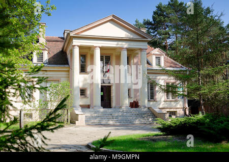 Museo di Otwock regione situata nella Manor House stilizzata villa costruita nel 1954 per Jakub Berman, membro di spicco del regno polacco Workers' Party Foto Stock