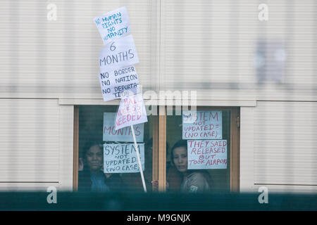 Milton Ernest, UK. Il 24 marzo 2018. I detenuti all'interno Yarl Legno dell immigrazione Centro di rimozione a onda e tenere i messaggi per centinaia di anti-detenzione Foto Stock