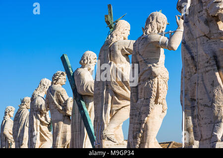 Gesù Cristo statua con i suoi dodici discepoli nella parte superiore della cattedrale di San Pietro e la Città del Vaticano, Roma, lazio, Italy. Foto Stock