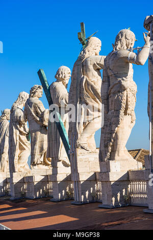 Gesù Cristo statua con i suoi dodici discepoli nella parte superiore della cattedrale di San Pietro e la Città del Vaticano, Roma, lazio, Italy. Foto Stock