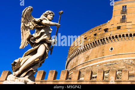 Del Bernini angelo barocco sculture sul Ponte Sant' Angelo a ponte con Castel Sant'Angelo (Castello di Santo Angelo). Roma. Lazio. L'Italia. Foto Stock