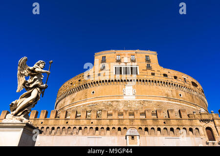 Del Bernini angelo barocco sculture sul Ponte Sant' Angelo a ponte con Castel Sant'Angelo (Castello di Santo Angelo). Roma. Lazio. L'Italia. Foto Stock