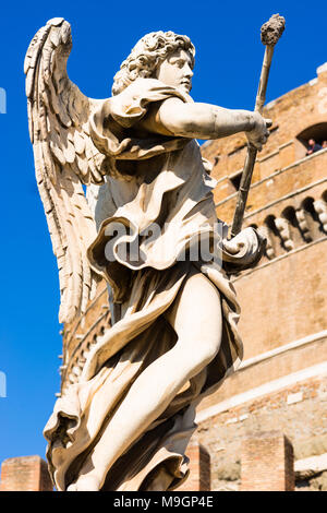 Del Bernini angelo barocco sculture sul Ponte Sant' Angelo a ponte con Castel Sant'Angelo (Castello di Santo Angelo). Roma. Lazio. L'Italia. Foto Stock