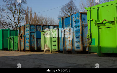 Rifiuti industriali salta. Un gruppo di vecchi rifiuti industriali contenitori. Foto Stock