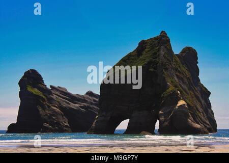 Le rocce enormi su Wharariki Beach, Nuova Zelanda Foto Stock