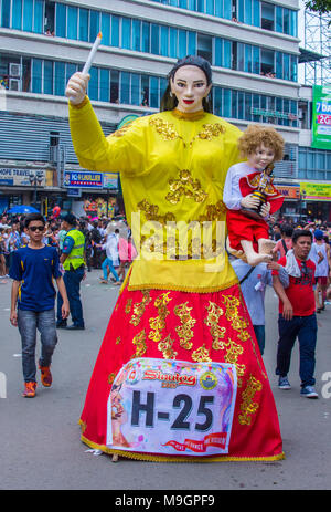 Cucciolo gigante al festival Sinulog a Cebu Filippine Foto Stock