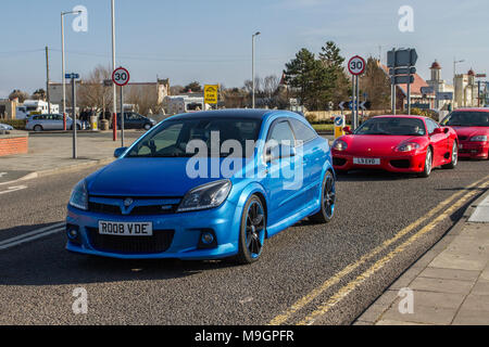 2018 blu Vauxhall Astra VXR Car a Southport, Merseyside, North-West Supercars evento come auto, auto sportive, coupes, e roadsters, arrivano nella località costiera. Le auto sono un'auto da bumper a bumper sulla spianata del lungomare, mentre i proprietari si godono una giornata in auto. Foto Stock