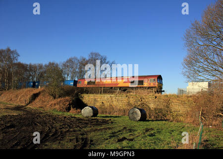 Un DB Cargo locomotiva diesel passa lungo la linea ferroviaria vicino Rainford trasporta un treno che viene utilizzata per il trasporto di rifiuti a Teesside ad essere inceneriti. Foto Stock