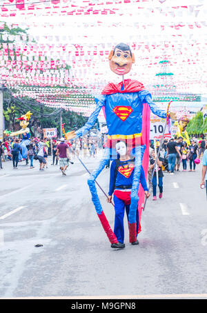 CEBU , Filippine - Jan 21 : fantoccio gigante presso il Sinulog festival a Cebu filippine il 21 gennaio 2018. Il Sinulog è il centro del Santo Nin Foto Stock