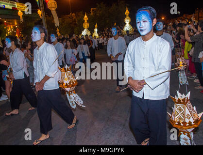 Partecipanti ad una sfilata durante il festival Yee Peng a Chiang mai , Thailandia Foto Stock