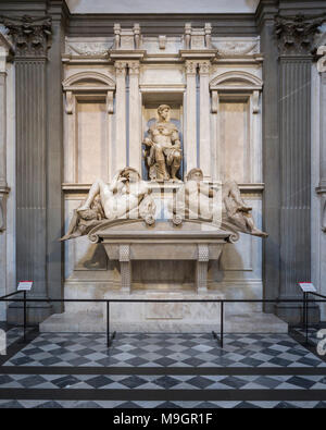 Firenze. L'Italia. Tomba di Giuliano di Lorenzo de' Medici, di Michelangelo nella sagrestia nuova, le Cappelle Medicee. Basilica di San Lore Foto Stock