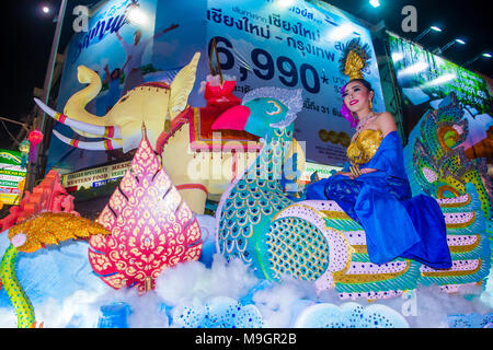 Partecipanti ad una sfilata durante il festival Yee Peng a Chiang mai , Thailandia Foto Stock