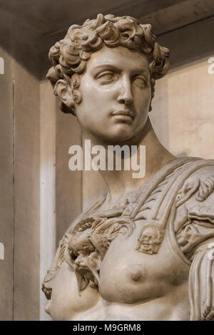 Firenze. L'Italia. Tomba di Giuliano di Lorenzo de' Medici (dettaglio), di Michelangelo nella sagrestia nuova, le Cappelle Medicee. Basilica di Foto Stock