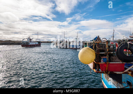 Arranmore Island Ferry lascia Burtonport Harbour, County Donegal, Irlanda Foto Stock