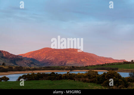 Slievetooey, Sliabh Tuaidh, montagna vicino a Ardara, altezza 511m nella Contea di Donegal, Irlanda illuminato da Rising Sun Foto Stock