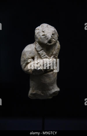 Peruviano Statuine di argilla dalla città sacra di Caray e Miraya . I guardiani del fuoco. Foto Stock