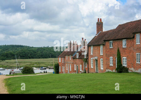 Fila di case Georgiane, Buckler è rigido e un edificio del XVIII secolo la costruzione navale villaggio nei pressi di Beaulieu e Lyndhurst in New Forest, Hampshire, Inghilterra, Regno Unito Foto Stock