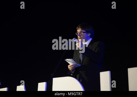 Il leader dell'indipendenza Carles Puigdemont durante la campagna elettorale giorni prima il Rederendum di auto-determinazione della Catalogna. La fotografia è stata presa alla fine di settembre 2017 al 'Junts per Catalunya' incontro nella città di Barcellona. Foto Stock