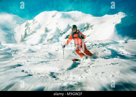 Femmina azione sciatori sciare nella neve profonda Foto Stock