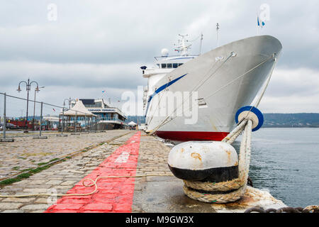 Piccola nave da crociera in Varna's Harbor, Bulgaria Foto Stock