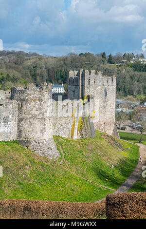 Chepstow Castle mura in Galles Inghilterra confine in Chepstow affacciato sul fiume Wye Foto Stock