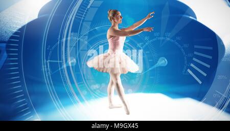 Ballerina ballando con la tecnologia digitale interface Foto Stock