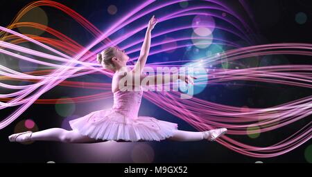 Ballerina con incandescente curve colorate Foto Stock