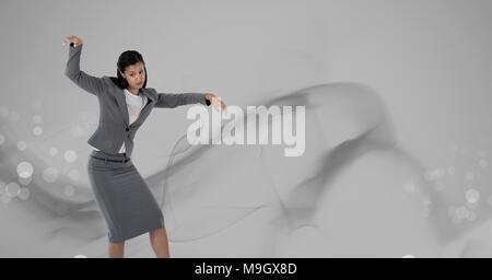Woman Dancing con fumo grigio volute Foto Stock