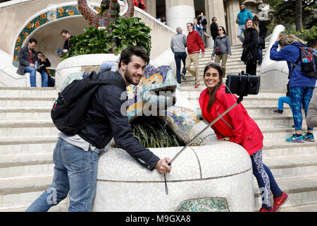 I turisti scattare foto nel Parco Guell, progettato dal famoso architetto spagnolo Antoni Gaudi', è una delle principali attrazioni di Barcellona, Spagna. Foto Stock