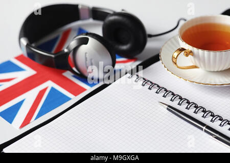 L apprendimento delle lingue straniere. Blocco note per voci e una bandiera. Lang Foto Stock