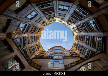 Cortile interno della Casa Mila, conosciuta anche come La Pedrera, a Barcellona, Spagna. Foto Stock