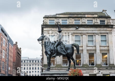 Statua del Duca di Wellington, a cavallo, indossando un nero cono di traffico sulla sua testa. Nella parte anteriore della Galleria di Arte Moderna, Royal Exchange Square, Glas Foto Stock