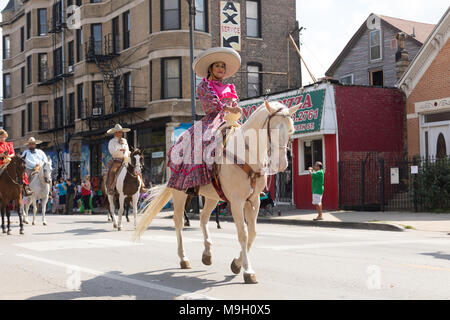 Chicago, Illinois, Stati Uniti d'America - 16 settembre 2017 - La Pilsen il giorno dell indipendenza messicana Parade commemora l'indipendenza messicana si presentano tradizionali Foto Stock