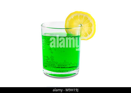 Noce di cocco soda verde con limone sul bordo di un vetro trasparente e minty aroma di primavera ed estate isolati su sfondo bianco Foto Stock