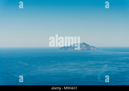 Immagine aerea dell'Isola di Monte Cristo anche chiamato Isola di Mentecristo nella riserva naturale del Mar Tirreno della Costa d'Italia. Foto Stock