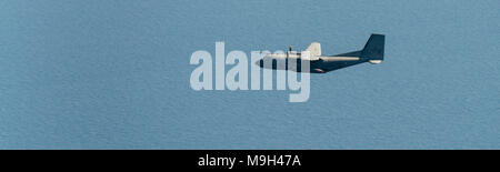 Immagine aerea di un Transall C-160 in volo del francese armée de l'aria, francese Air Force al di sopra del Mare Mediterraneo Foto Stock