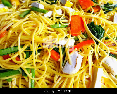 Delizioso piatto di uova fritte Tagliatelle con tofu e verdure miste Foto Stock