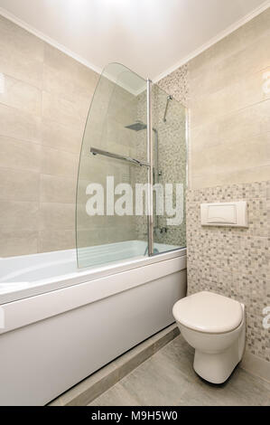 Bagno moderno interno Foto Stock